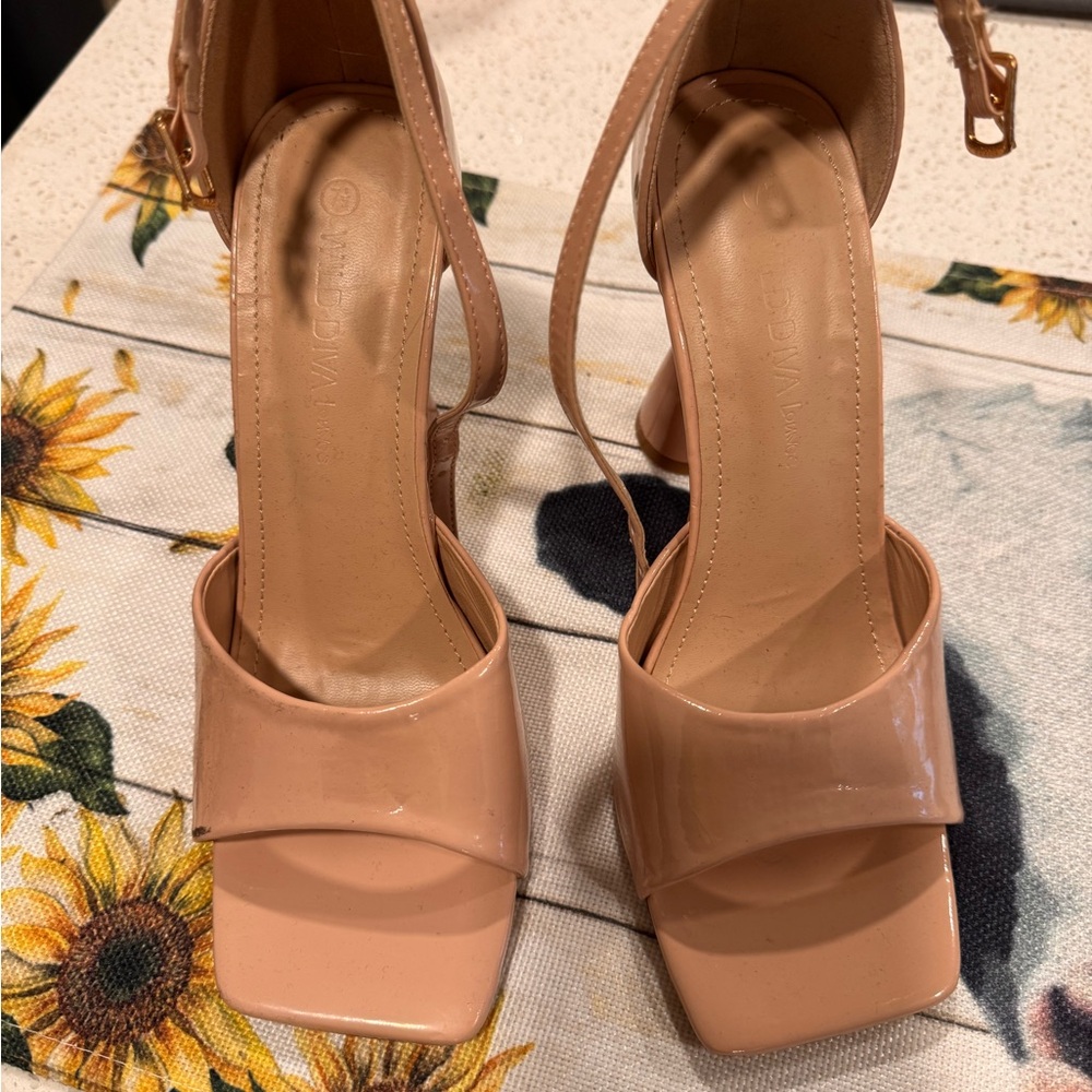 Wild diva Nude Heels size 7.5